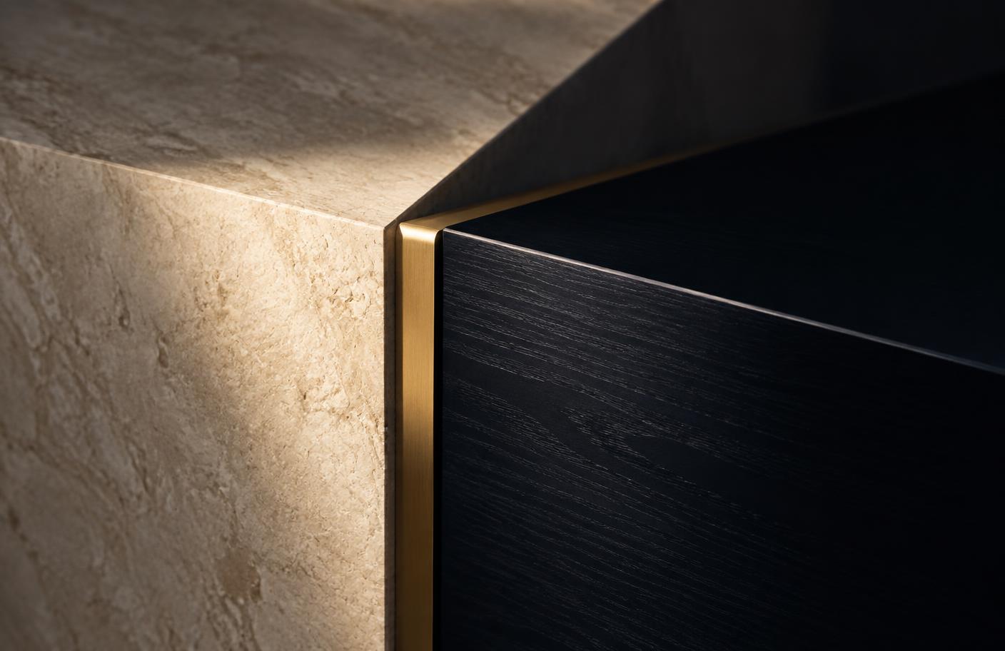 Detalle arquitectónico de piedra, madera oscura y perfil de latón